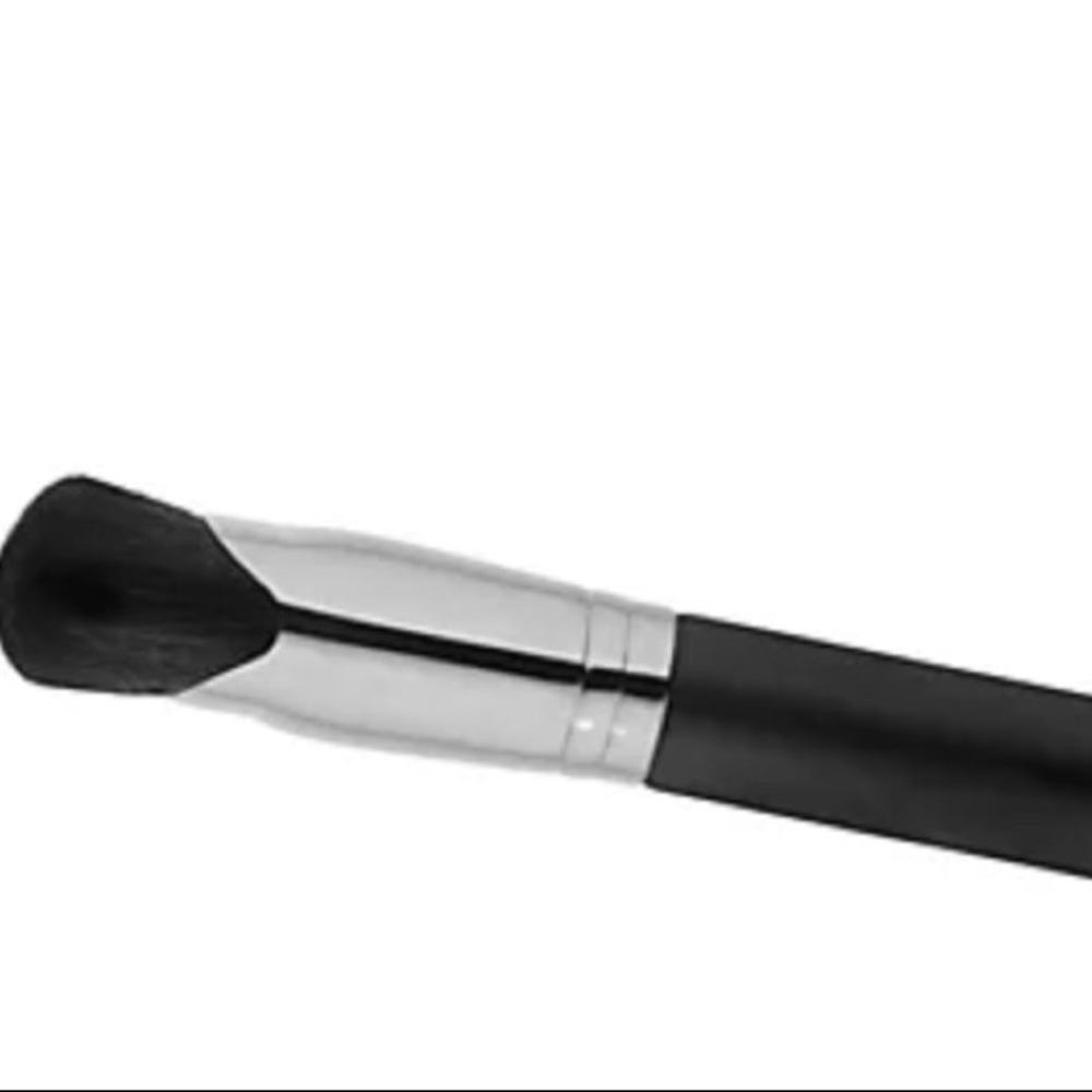 MAC Cosmetics 141s brush